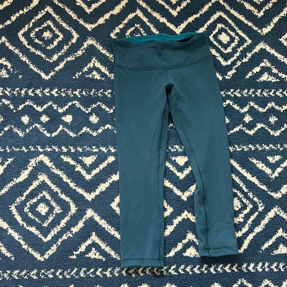Lululemon reversible cropped leggings size 6
